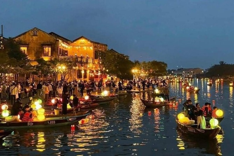 Hoi An night market di vietnam